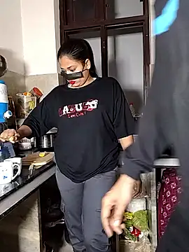 Snapshot of Heena-143 chatting on January 8, 2026, 3:18 pm Heena-143 online show from January 8, 2026, 3:18 pm