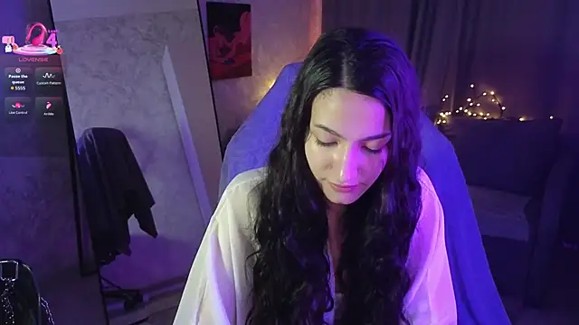 Mulan Lo online show from November 17, 2025, 8:13 pm