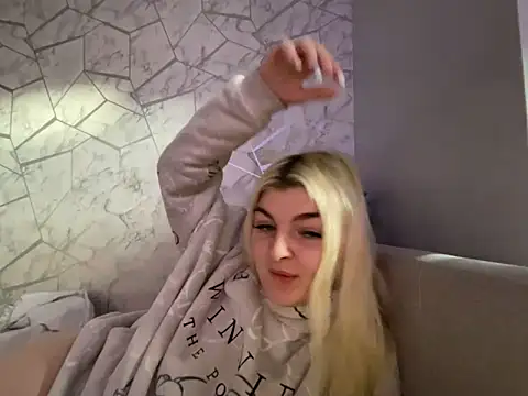 rosie-hipstergal online show from November 4, 2025, 1:26 pm