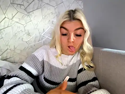 rosie-hipstergal online show from November 5, 2025, 3:48 pm