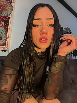 NinaHex online show from November 21, 2025, 1:43 pm