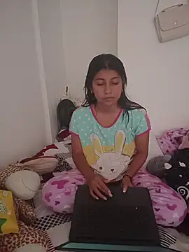 YeseniaRodriguez3 online show from November 26, 2025, 3:45 pm