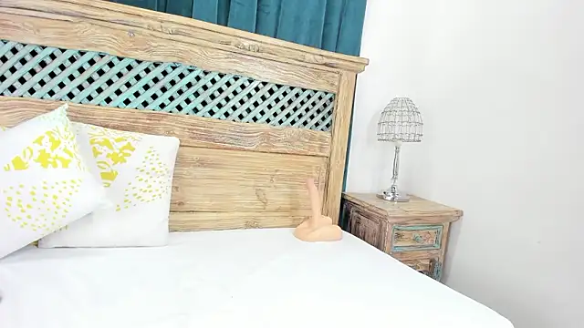 Cassandra Armani online show from March 8, 2026, 4:27 am