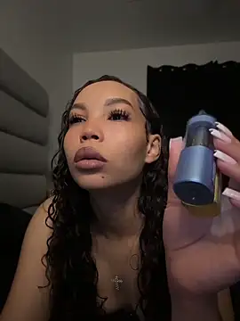 nikkiloveee online show from May 4, 2026, 3:54 am