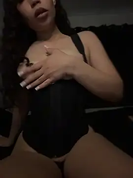 nikkiloveee online show from May 3, 2026, 2:05 am