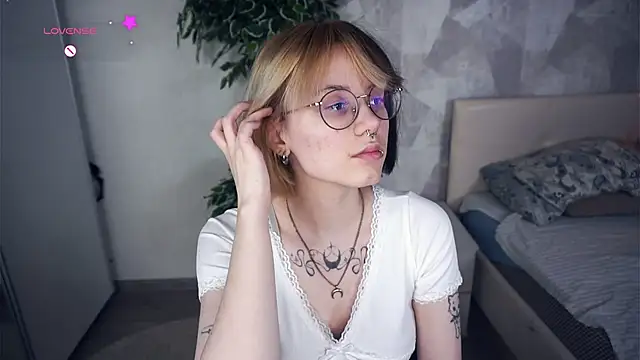 Snapshot of KellePourier chatting on February 13, 2026, 6:52 pm KellePourier online show from February 13, 2026, 6:52 pm