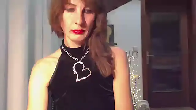 MissDyannis online show from November 10, 2025, 9:09 pm