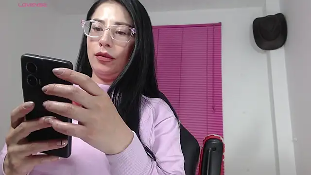 Emma Hotkiss online show from April 14, 2026, 11:21 pm