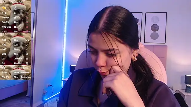 KikiVelvet online show from November 11, 2025, 2:01 pm