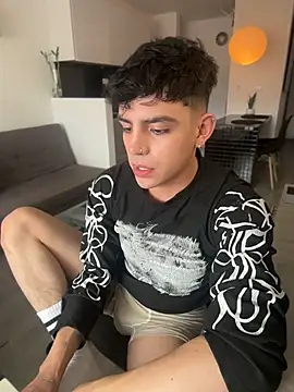 aronnhidden online show from June 22, 2026, 10:07 pm