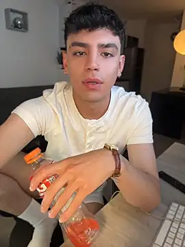 aronnhidden online show from June 25, 2026, 3:48 am