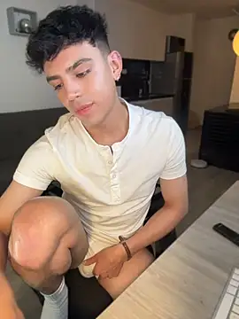 aronnhidden online show from June 25, 2026, 5:12 am