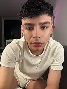 aronnhidden online show from July 14, 2026, 4:39 am