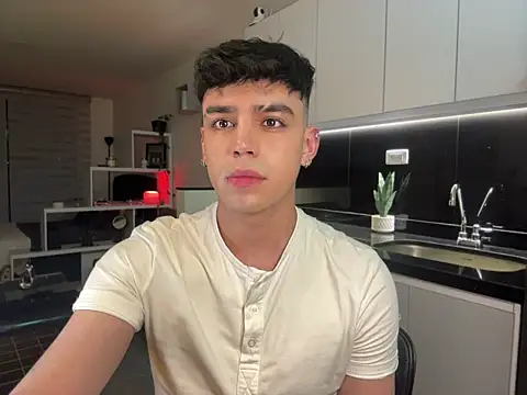 aronnhidden online show from July 3, 2026, 2:29 am