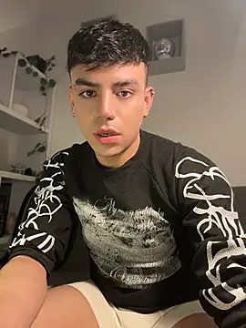 aronnhidden online show from August 8, 2026, 4:08 am
