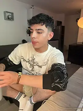 aronnhidden online show from June 24, 2026, 3:27 am