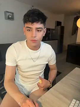 aronnhidden online show from June 26, 2026, 4:29 am