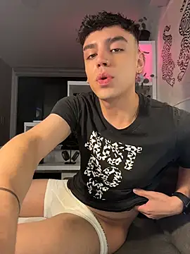aronnhidden online show from July 24, 2026, 5:03 am