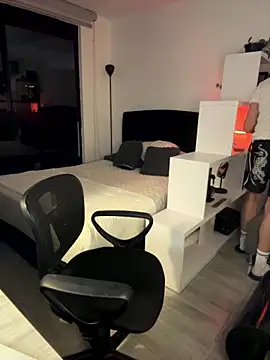 aronnhidden online show from July 9, 2026, 4:24 am