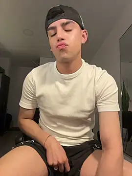 aronnhidden online show from July 23, 2026, 5:38 am
