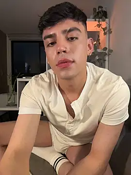 aronnhidden online show from July 12, 2026, 2:56 am
