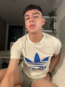 aronnhidden online show from July 20, 2026, 4:53 am