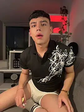 aronnhidden online show from July 15, 2026, 5:14 am