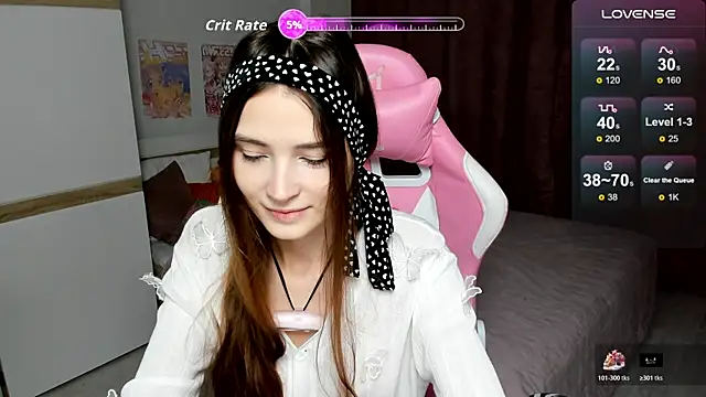 Hana Flo  online show from December 3, 2025, 1:43 pm