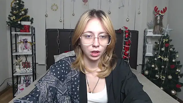 TracyLll online show from December 20, 2025, 6:05 am