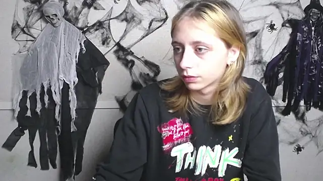 TracyLll online show from November 8, 2025, 7:45 am