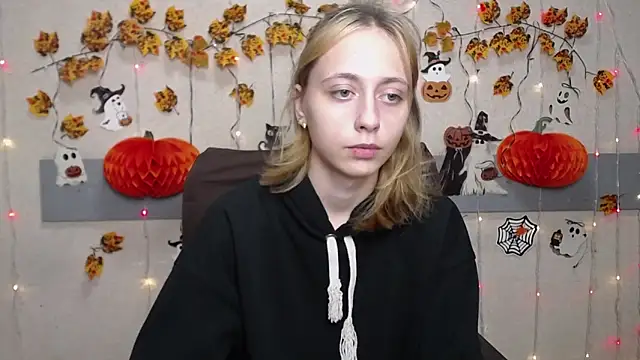 TracyLll online show from November 4, 2025, 1:37 pm