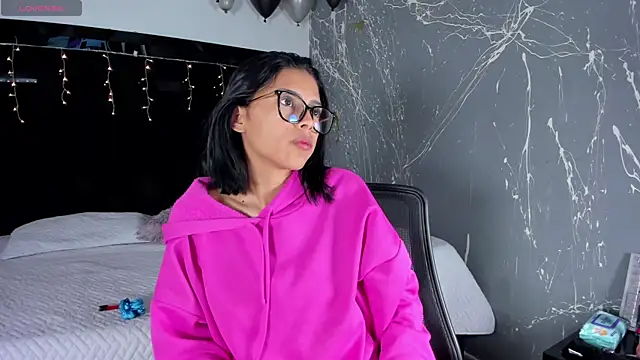 LilithLuxorr online show from December 4, 2025, 1:32 pm