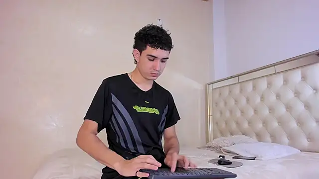 Snapshot of alejo_gray chatting on November 20, 2025, 3:40 am alejo gray online show from November 20, 2025, 3:40 am