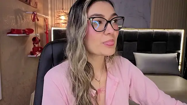 Im-Lola online show from December 3, 2025, 7:57 pm