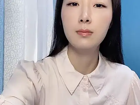 Snapshot of ella55-- chatting on November 16, 2025, 1:10 am ella55-- online show from November 16, 2025, 1:10 am