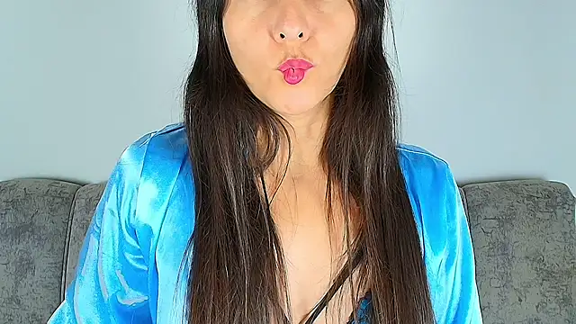 alana pink95 online show from November 18, 2025, 10:40 am