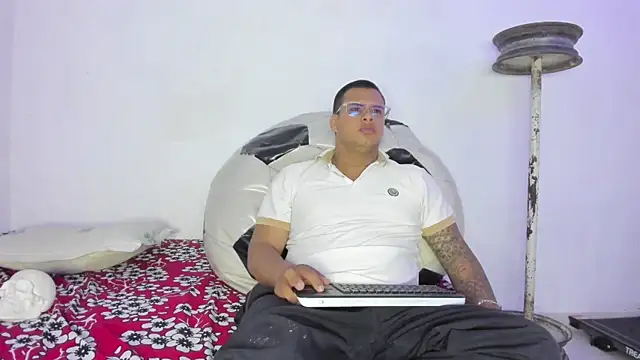 LucassFoster online show from November 12, 2025, 3:43 am