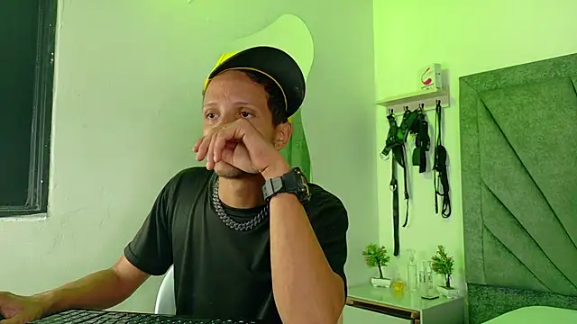 Snapshot of DamianandEva chatting on May 16, 2026, 12:59 pm DamianandEva online show from May 16, 2026, 12:59 pm