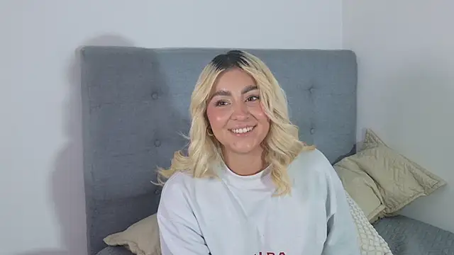 Elina Hills online show from December 3, 2025, 2:16 pm