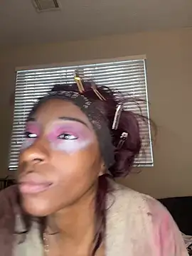 Snapshot of MadameMuse chatting on February 18, 2026, 3:52 pm MadameMuse online show from February 18, 2026, 3:52 pm