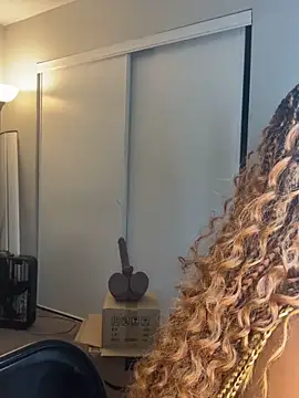 Snapshot of MadameMuse chatting on April 5, 2026, 12:28 am MadameMuse online show from April 5, 2026, 12:28 am