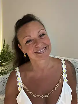 HotLdyllic online show from June 25, 2026, 7:52 pm