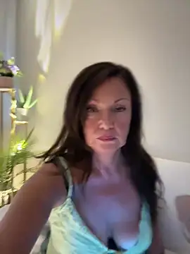 HotLdyllic online show from August 8, 2026, 1:51 pm