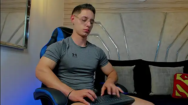 Snapshot of MAXTHOMSON chatting on February 14, 2026, 12:33 am MAXTHOMSON online show from February 14, 2026, 12:33 am