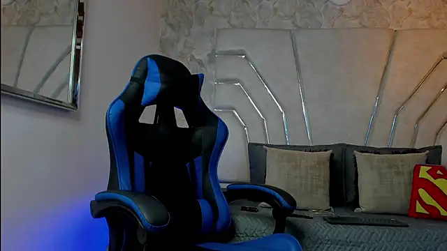 Snapshot of MAXTHOMSON chatting on February 21, 2026, 12:12 am MAXTHOMSON online show from February 21, 2026, 12:12 am