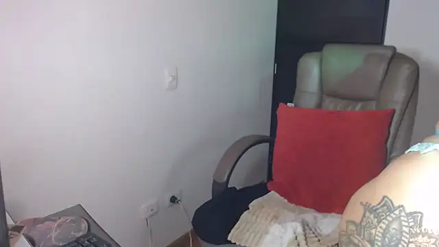 kristelltender1 online show from March 18, 2026, 7:26 pm