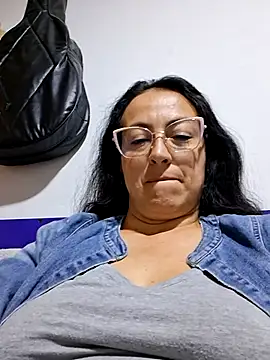 Lauryn Jones online show from July 1, 2026, 4:02 am