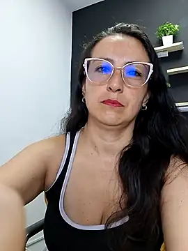 Lauryn Jones online show from July 28, 2026, 6:20 pm