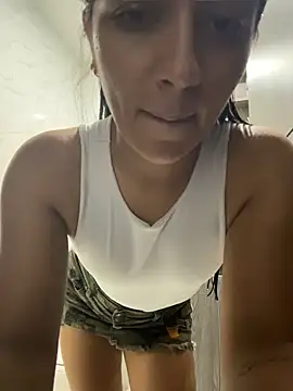 Brunettecollins05 online show from July 23, 2026, 11:44 pm
