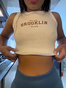 Brunettecollins05 online show from April 19, 2026, 2:51 pm